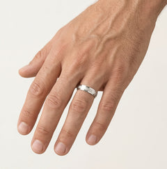 Bague de mariage en or blanc avec marche mate.