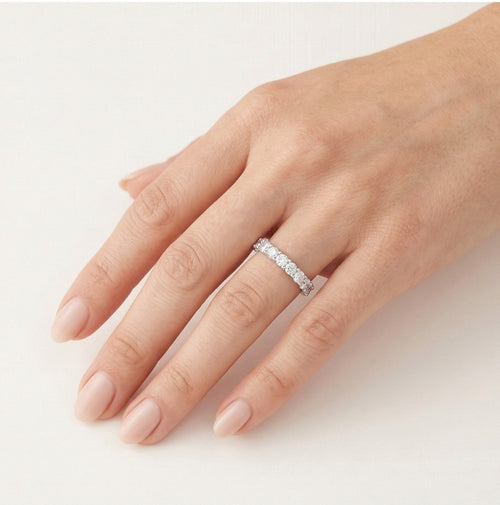 Massiver Weißgoldring mit Steinen