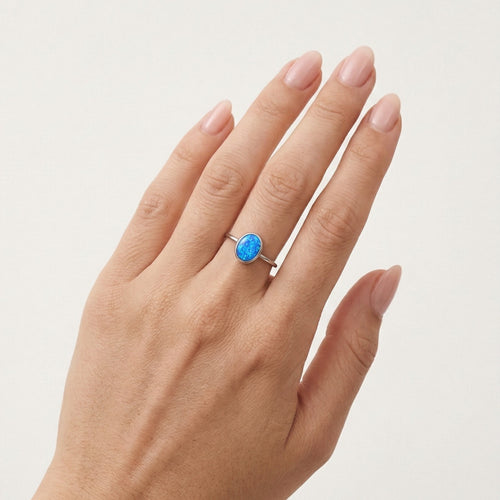 Cabochon-Ring mit blauem Opal