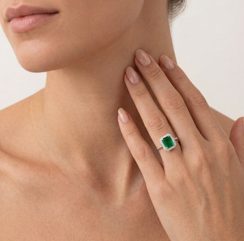 Stříbrný prsten se smaragdem a zirkony