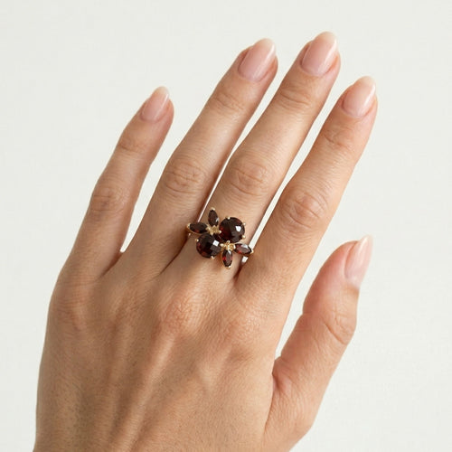 Interessant gestalteter Gelbgold-Granat-Ring