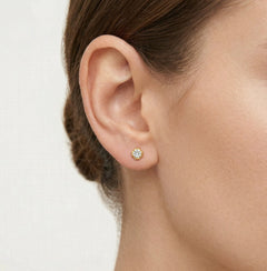 Boucles d'oreilles clous en or avec zirconium cubique fleur