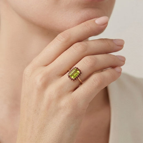 strahlende-eleganz-moldavit-und-granat-tropfen