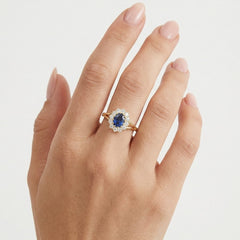 Bague en or jaune avec zircone cubique et saphir