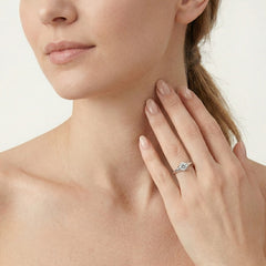 Anillo de plata con engaste de 4 garras.