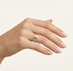 Anillo de boda grueso de oro amarillo y blanco