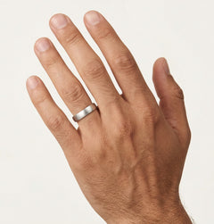 Elegantní matné prsteny z bílého zlata