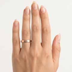 Bague de mariage simple mate en or rose.