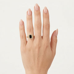 Černý onyx ve žlutém zlatě s kubickými zirkony.