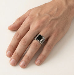 Pánský prsten se čtvercovým onyxem a bočními liniovými detaily
