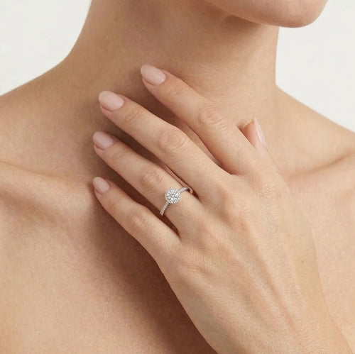 Bague en or blanc brillant avec diamants.