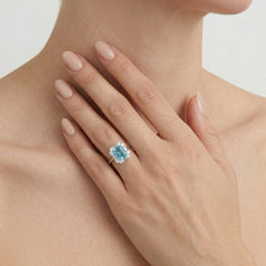 Bague halo en topaze bleue taille coussin