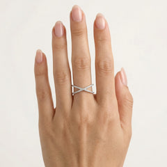 Anillo chic con diseño X para mujer en plata