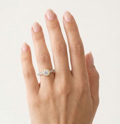 Dvouřadý zlatý prsten s drobnými zirkony