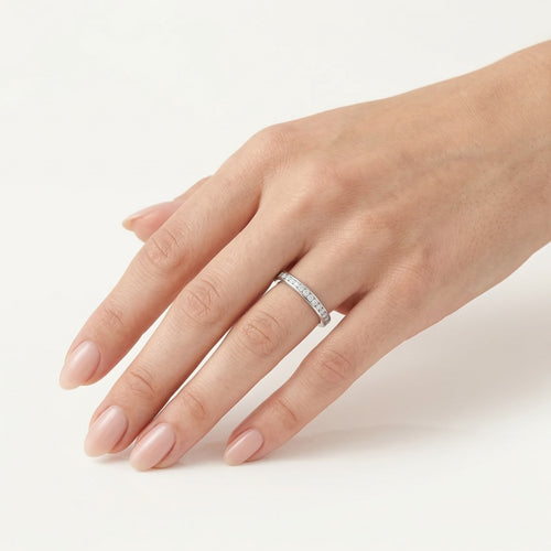 Dazzling white gold ring with diamonds