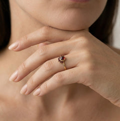 Besonderer Goldring mit Granat-Design