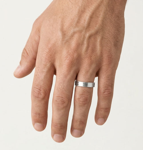 Bague de mariage en or blanc avec pierre taille baguette
