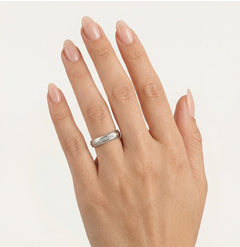 Klasický platinový snubní prsten s kameny nebo bez nich