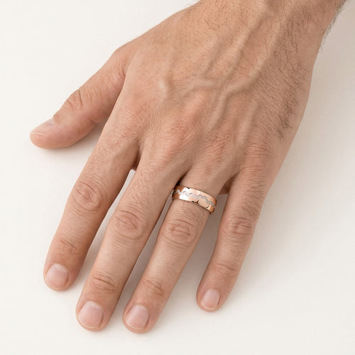 Snubní prsten z růžového zlata s rhodiovaným vzorem