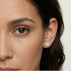 Stříbrné květinové náušnice s perlou