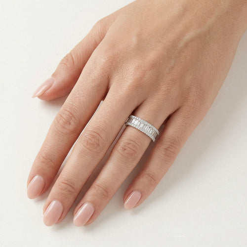 Bague en argent sertie de zircone cubique en sertissage canal
