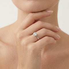 Bague effilée en or blanc avec zirconium cubique convexe