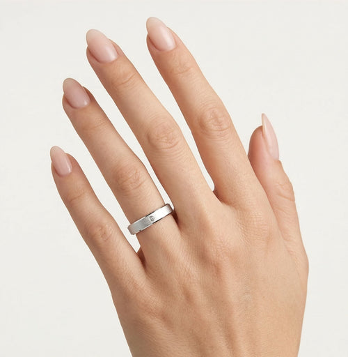 Anillo de boda de oro blanco con piedra de corte redondo