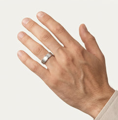 Snubní prsten z bílého zlata se vsazeným kamenem bagetového brusu