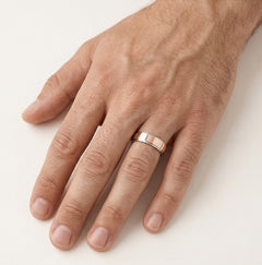 Snubní zlatý prsten se speciálním motivem srdce