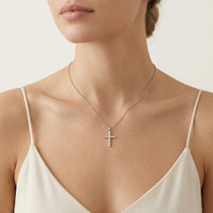 Kreuz mit einem Solitär-Diamanten