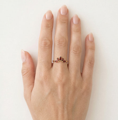 Gelbgoldring mit marquiseschliffenem Granat