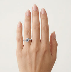 Prsten ze zirkonů z bílého zlata s akcentními kameny