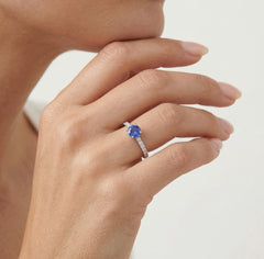 Bague scintillante en or blanc avec diamants et tanzanite