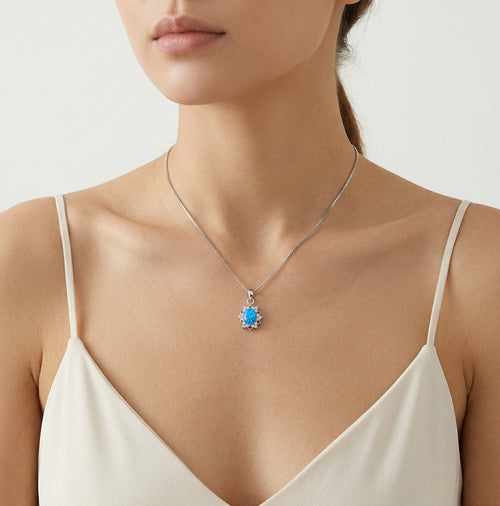 Sternförmiger Anhänger mit blauem Opal