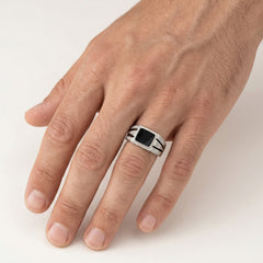 Pánský prsten ze stříbra se smaltem a kubickými zirkony, čtvercový