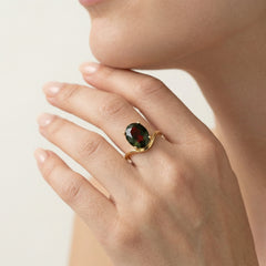 Anillo de oro amarillo con granate talla ovalada