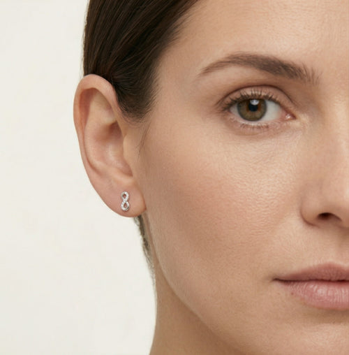 Boucles d’oreilles infini en argent avec zircons cubiques semi-recouvertes