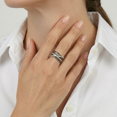 Elegantní dámský prsten z bílého zlata s bílými a černými diamanty