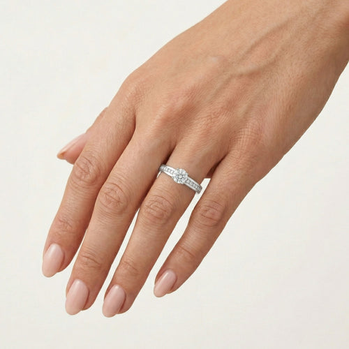 Bague en zircon cubique avec pierres d’accent sur les côtés