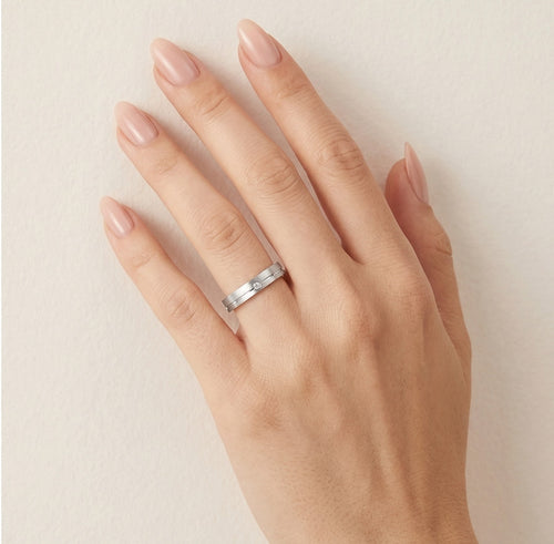 Bague de mariage solitaire en or blanc avec ligne plate polie