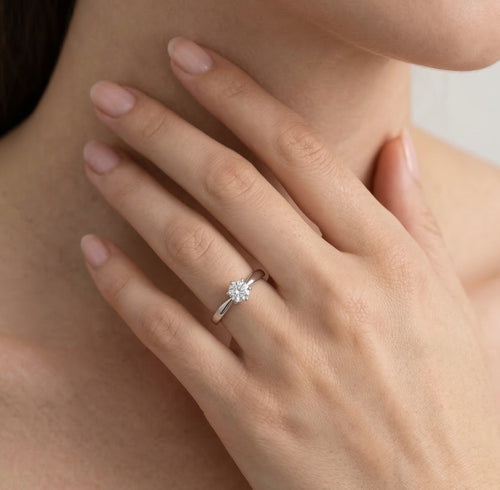 Prsten z bílého zlata s kulatým diamantem