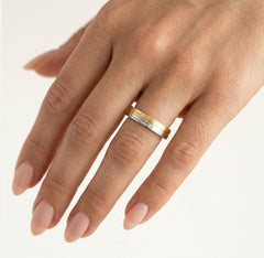 Bague de mariage en or jaune et blanc, hautement polie.