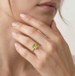 Luminescent Rechteck-Ring aus Gold und Moldavit