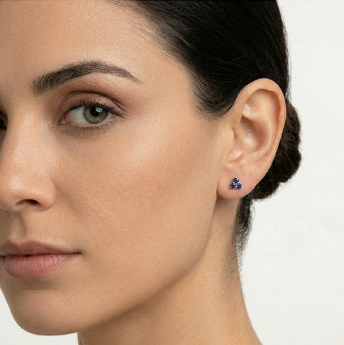 Zlaté náušnice se syntetickým safírem