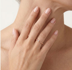 Anillo de oro rosa con circonita