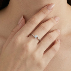 Stříbrný prsten s osamělým kamenem a kubickou zirkonií