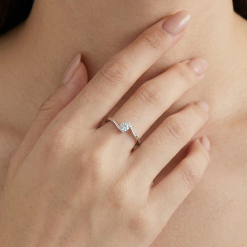 Stříbrný prsten s osamělým kamenem a kubickou zirkonií