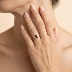 Bague élégante en grenat taille émeraude avec zirconiums.