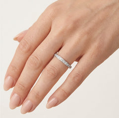 Elegantní snubní prsten z bílého zlata