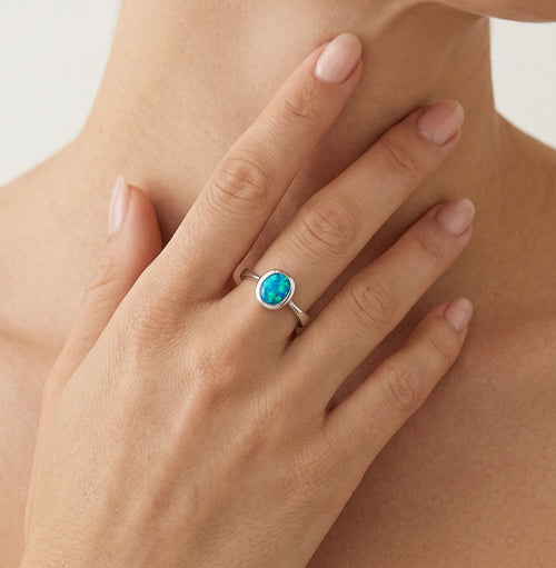 Ring aus Sterlingsilber mit blauem Opal